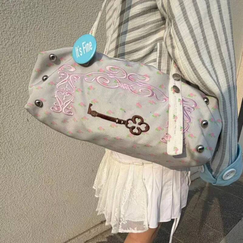 Women Accessories Images - Large-capacity travel bag for women 2026